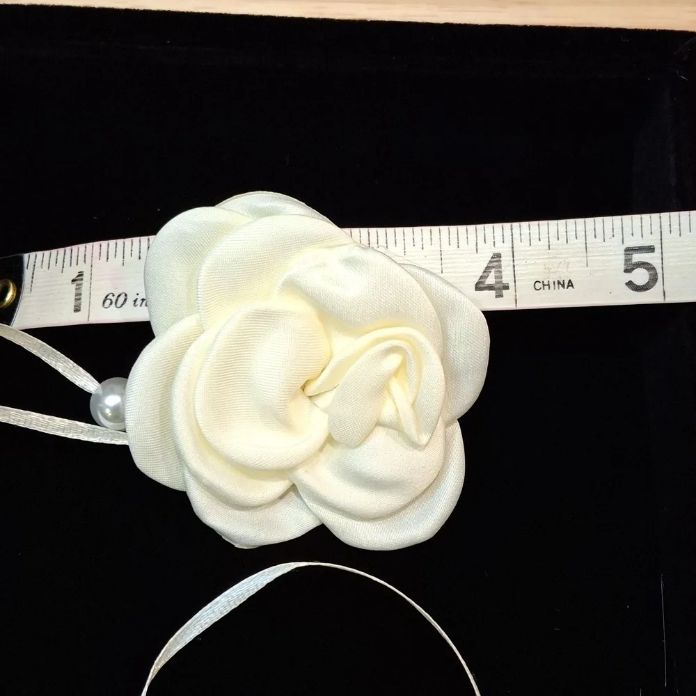 Elegant Cream Rose Ribbon Choker
